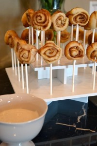 CinnamonBunDisplay2 200x300 Cinnamon Roll Pops   Sweet Summer Treat