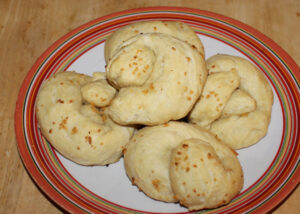 Denises 4 Things You Can Make With Pizza Dough garlicknots 300x214 Denises 4 Things You Can Make With Pizza Dough