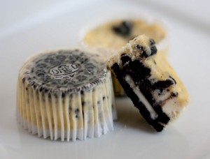 cookiesandcreamcupcakes 300x228 Cookies and Cream Cheesecake Cupcakes  Sweet Fall Treat