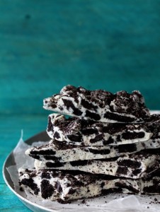 oreo cookie bark 226x300 Oreo Cookie Bark   Bakers Royale