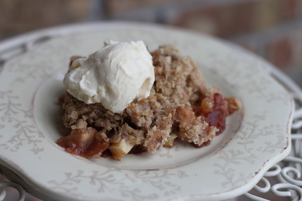 slow cooker apple crisp big red pot Slow Cooker Apple Crisp {The Big Red Pot}
