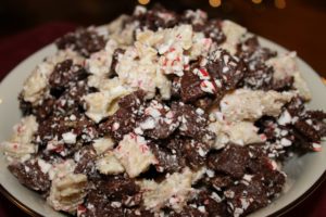 Peppermint Bark Muddy Buddies Recipe 640x427 300x200 Aleas Peppermint Bark Chex Party Mix