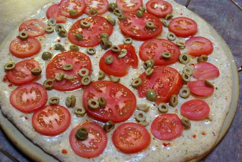 tomato and olive pizza
