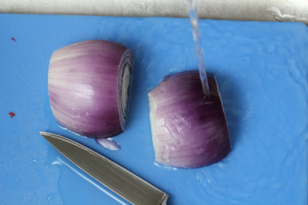 how to chop an onion without crying