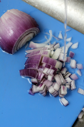 how to chop an onion without crying