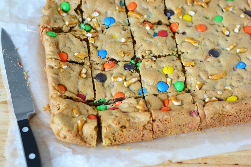 Crispy Pretzel M&M Bars - i am baker