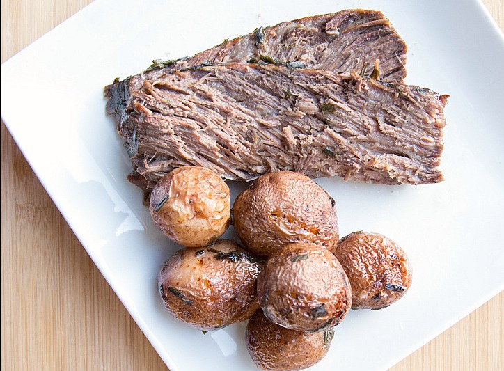 slow cooker red wine beef roast