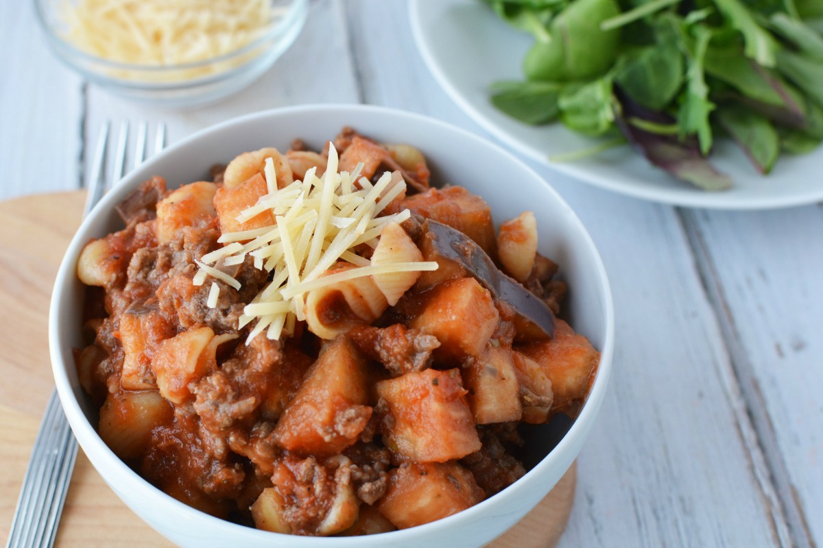 The weeknights just got better with this Eggplant Pasta Skillet dish! The beef and eggplant combo is absolutely delicious and you can find it on 5DollarDinners!