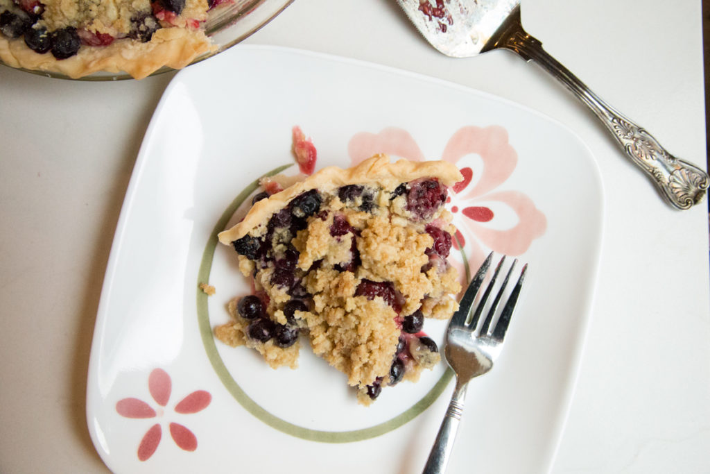 berry crumble pie