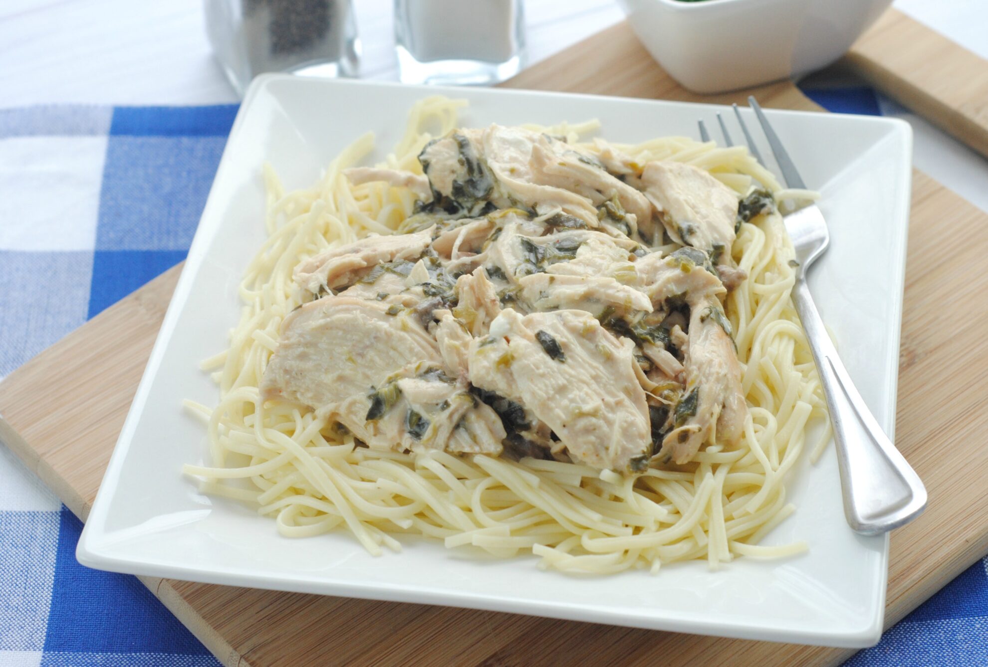 The weeknights just got a little easier with this crowd pleasing Slow Cooker Chicken & Spinach Stroganoff Recipe on 5 Dollar Dinners.