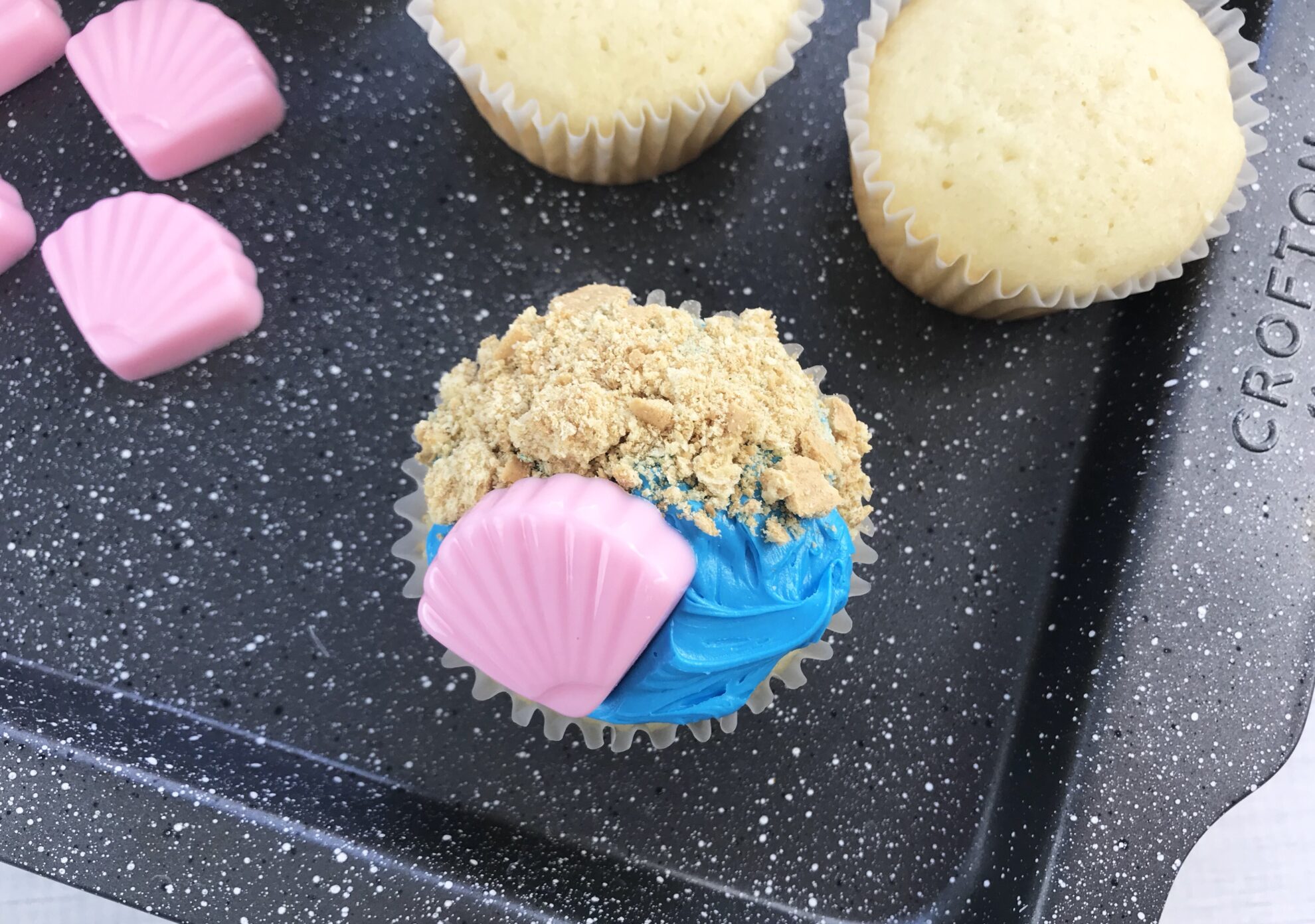Summer is here and these Beachy Cupcakes are the perfect dessert to dish up for a BBQ or Party and the kids will love to help! Find these adorable treats on 5 Dollar Dinners!!