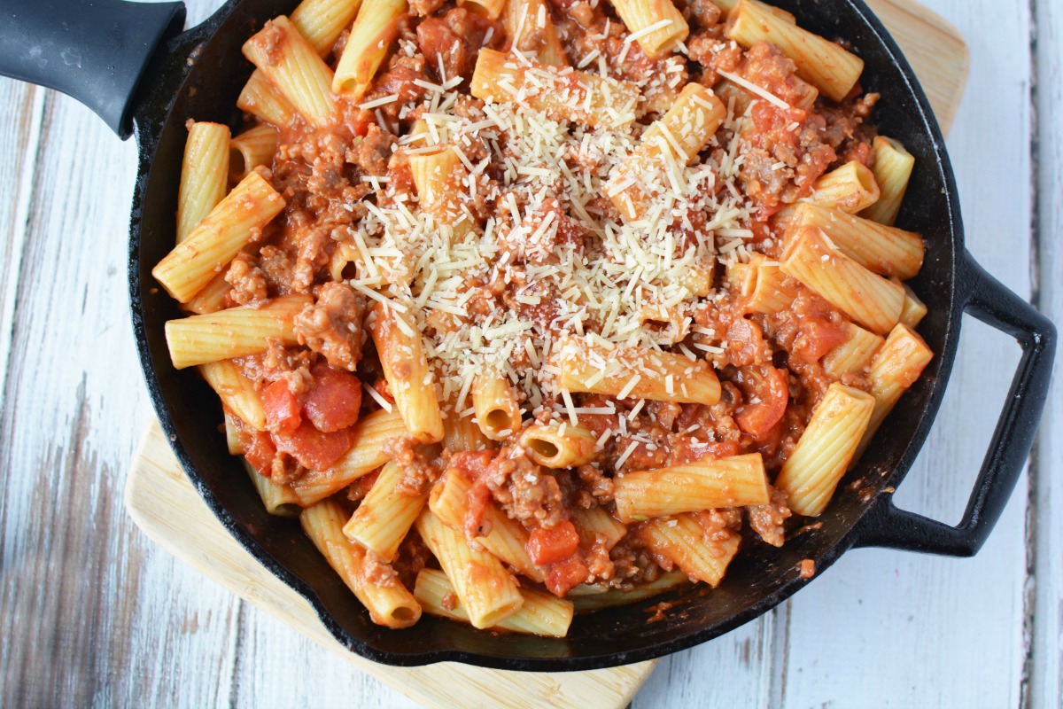 This quick and easy Skillet Rigatoni & Sausage Pasta dish will have the entire family in love with this one. Find it on 5DollarDinners.com!!!