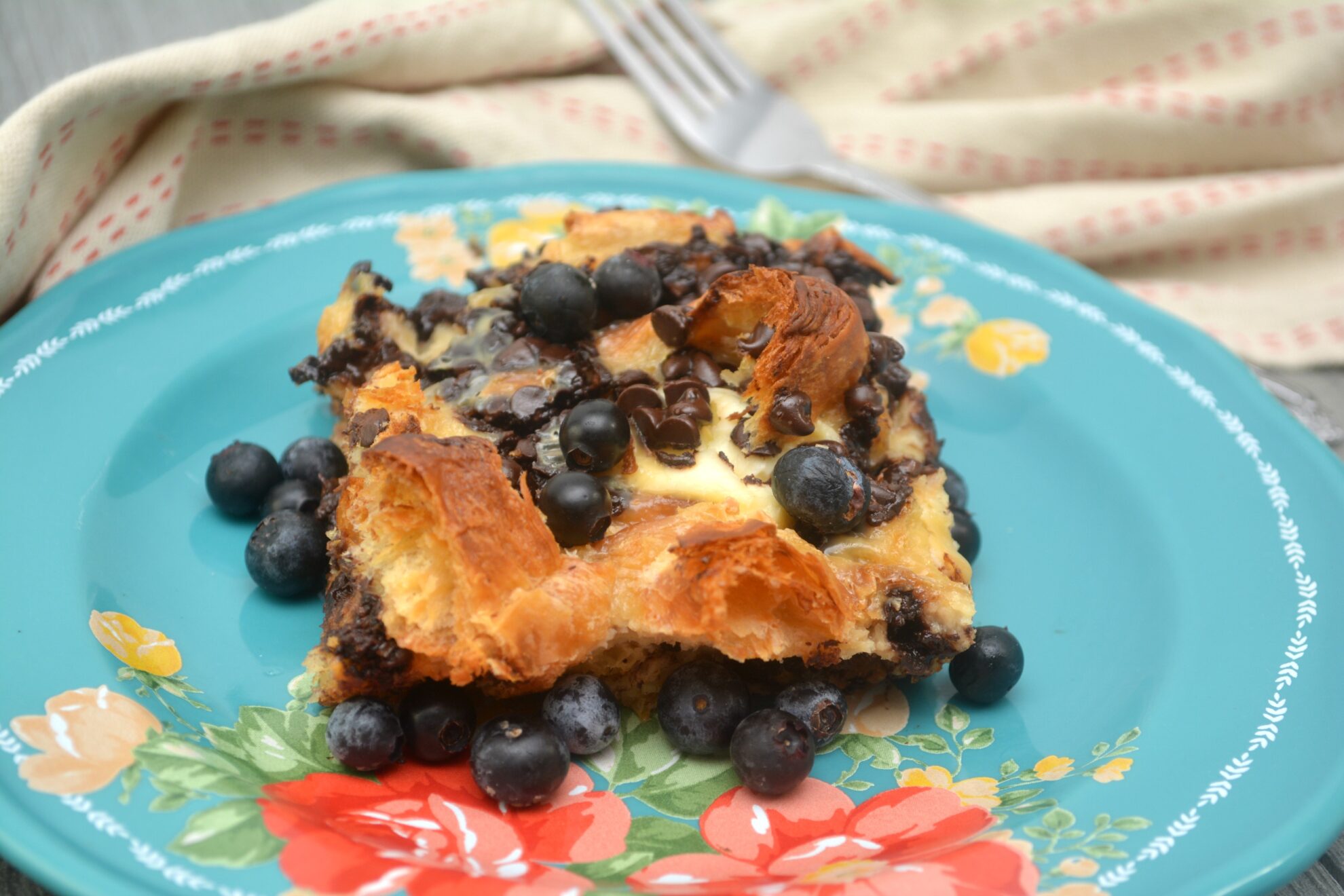 Dessert for breakfast?!?! Umm yes please!!! You'll fall in love with this Chocolate Croissant Bake on 5 Dollar Dinners!