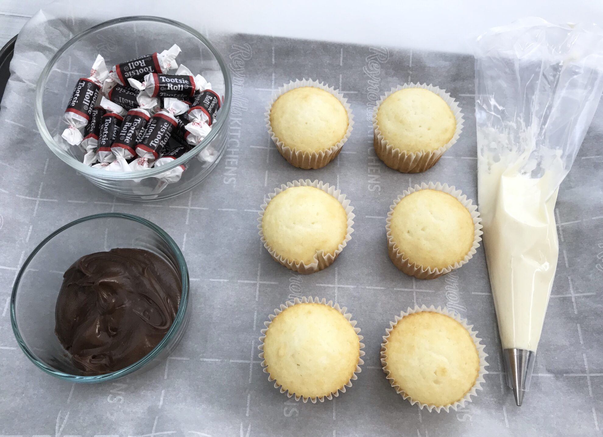 These Football Cupcakes are perfect for Sunday game days!!! The kids will love making these treats and all the info is on 5 Dollar Dinners!