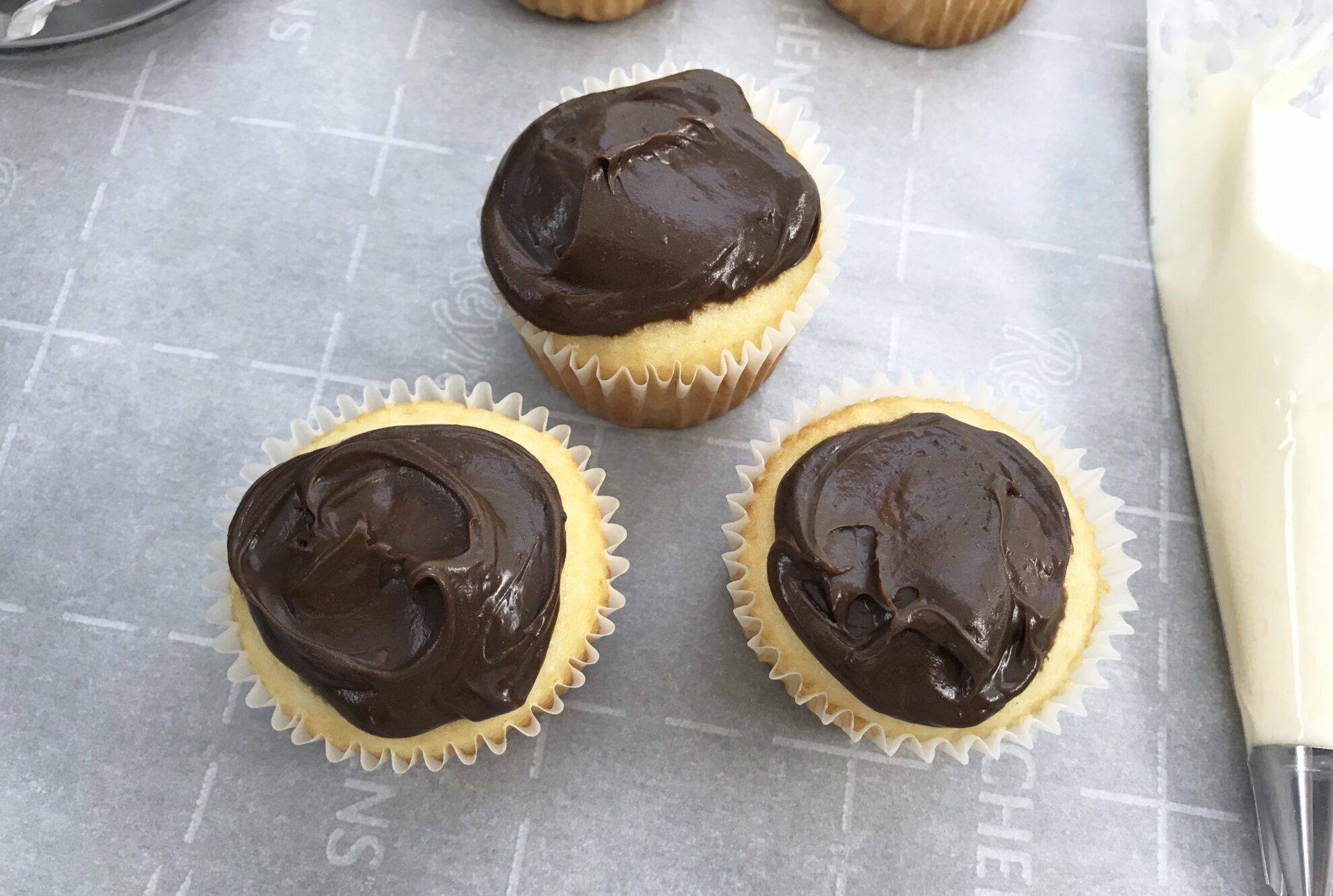 These Football Cupcakes are perfect for Sunday game days!!! The kids will love making these treats and all the info is on 5 Dollar Dinners!