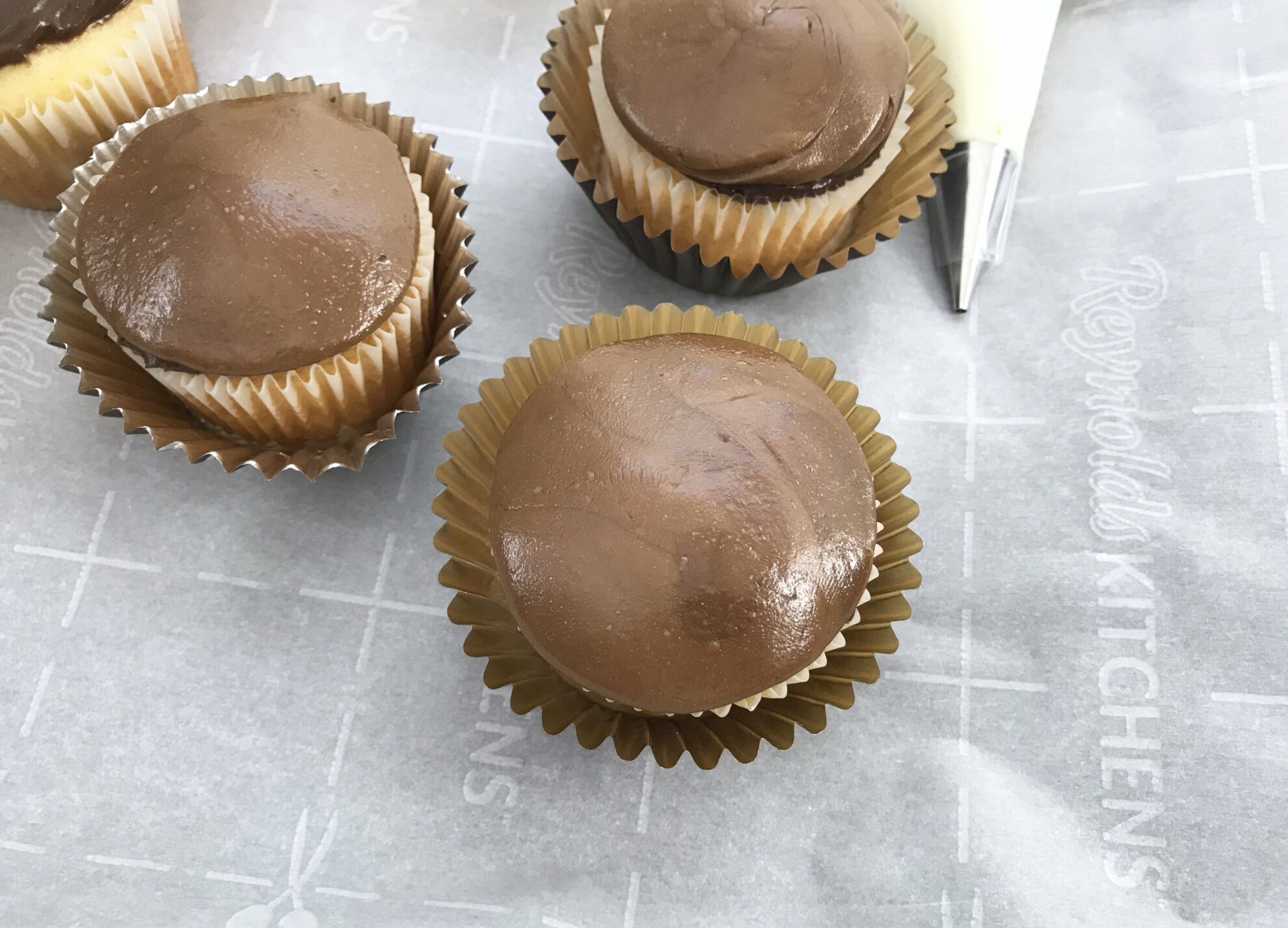 These Football Cupcakes are perfect for Sunday game days!!! The kids will love making these treats and all the info is on 5 Dollar Dinners!