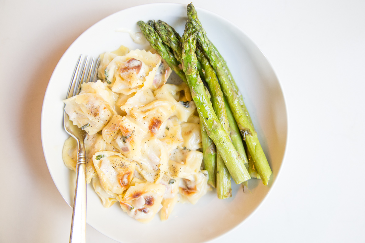 Pan Roasted Tortellini and Asparagus is an amazing weeknight dish to add to your family's menu | 5 Dollar Dinners