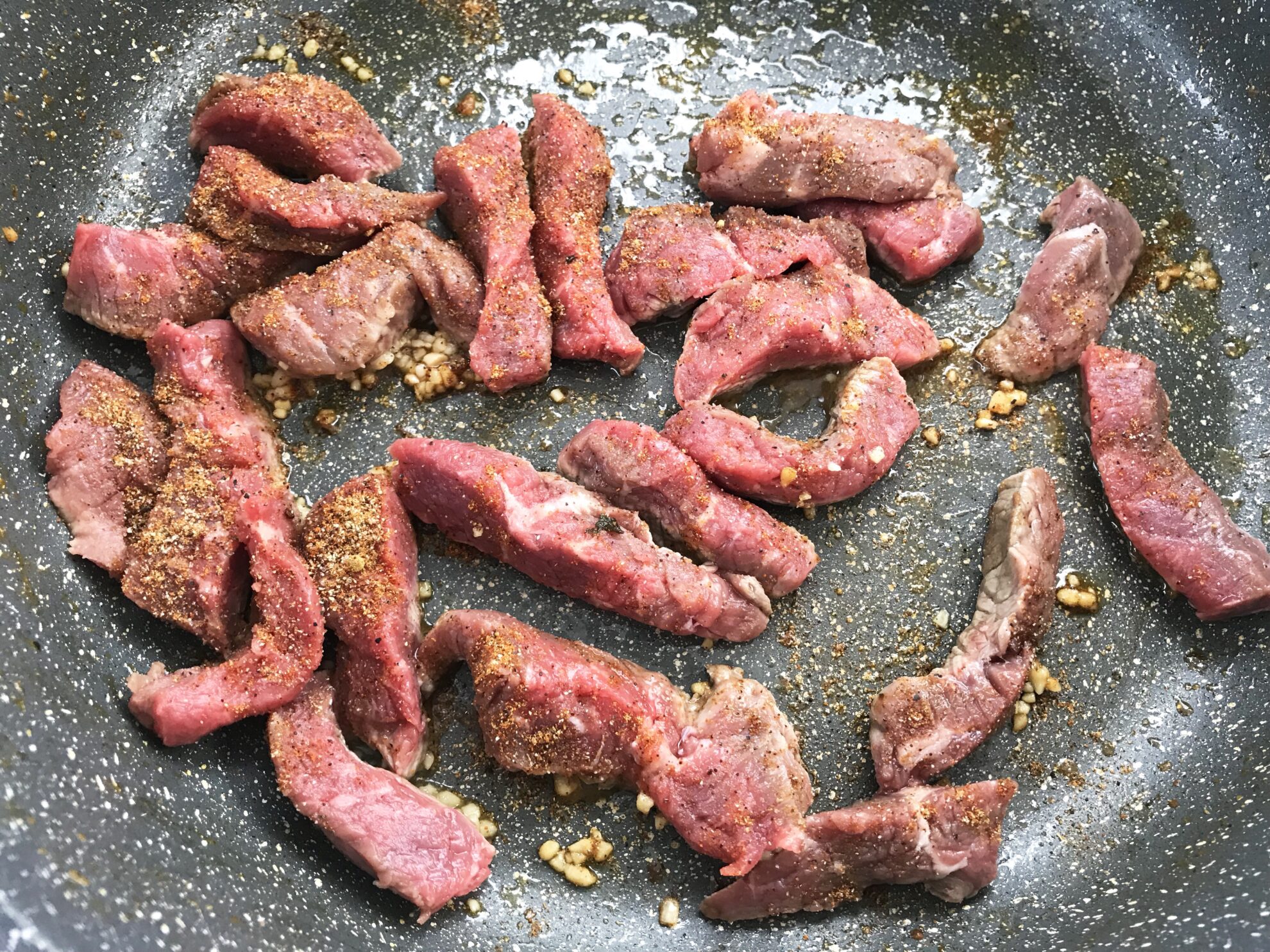 Forget eating out at your favorite Mexican restaurant and make your own Steak Fajitas at home. Find all the goodness at 5DollarDinners.Com!